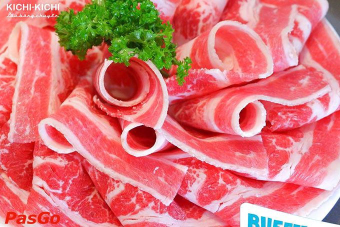 Các đĩa thịt bò Mỹ tươi ngon, cắt lát mỏng sẵn sàng cho lẩu băng chuyền Kichi Kichi Vincom Đà Nẵng