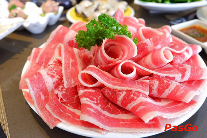 Các đĩa thịt bò nhập khẩu tươi ngon trên băng chuyền