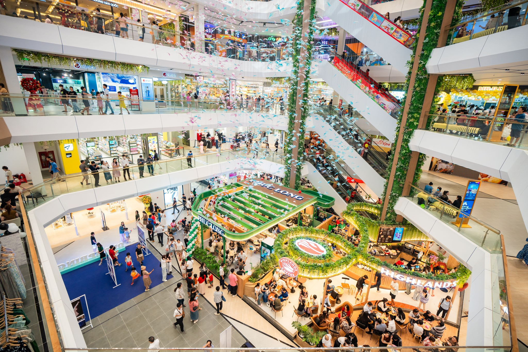 Các gian hàng thời trang cao cấp tại Vincom Mega Mall