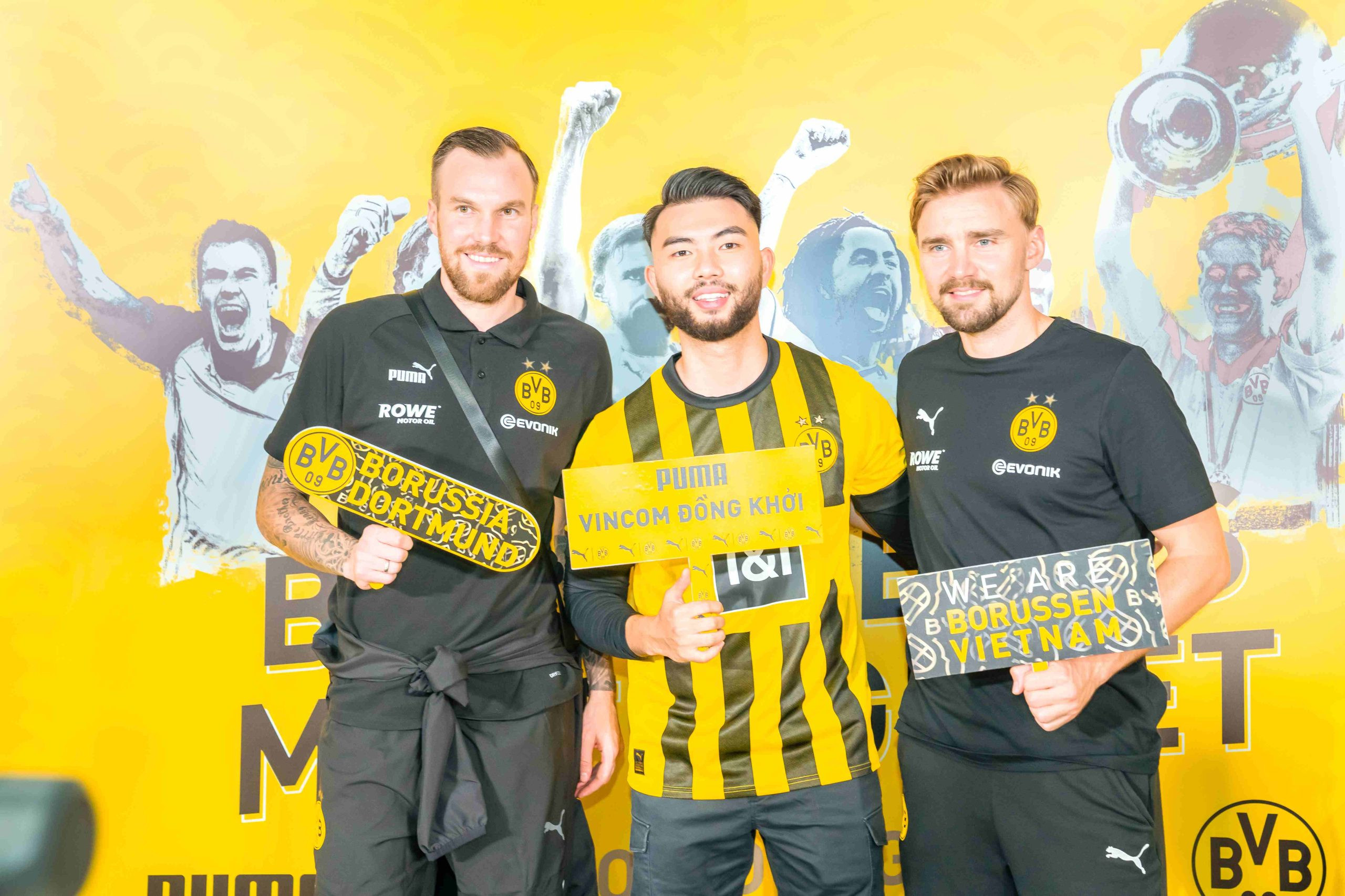 Các huyền thoại Dortmund ký tặng người hâm mộ cuồng nhiệt