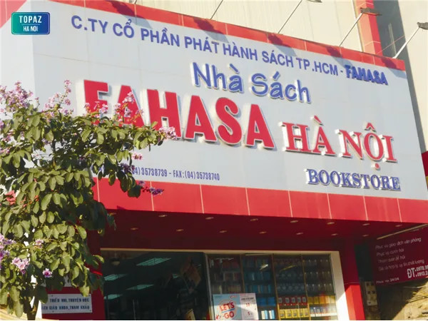 Các kệ sách đa dạng tại nhà sách Fahasa Vincom Bà Triệu thu hút độc giả