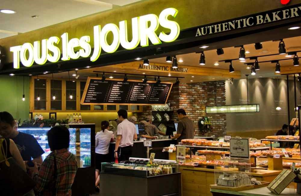 Các loại bánh ngọt và đồ uống tại cửa hàng TOUS les JOURS Landmark 72 Hà Nội
