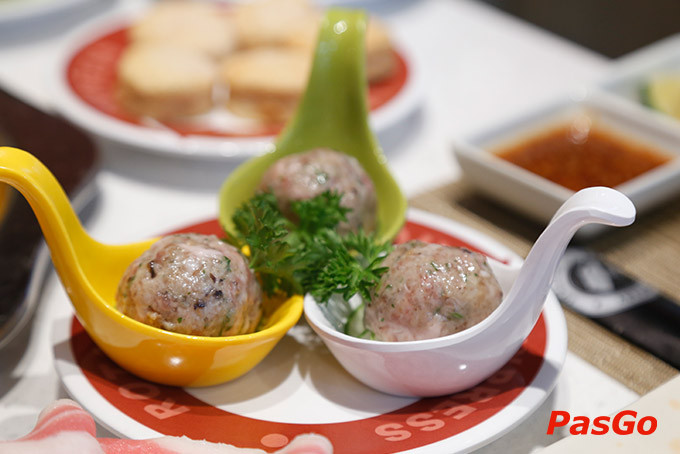 Các loại hải sản và rau nấm tươi ngon sẵn sàng phục vụ thực khách tại Kichi-Kichi Phạm Ngọc Thạch