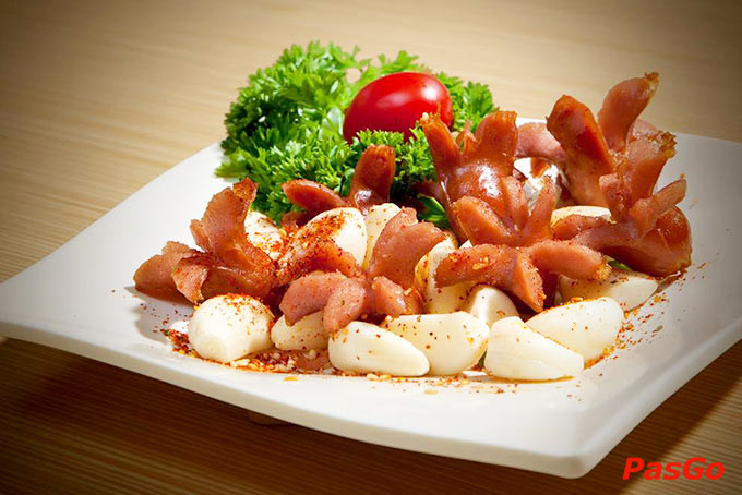 Các loại panchan (món ăn kèm) tươi ngon, phong phú trên bàn ăn King BBQ