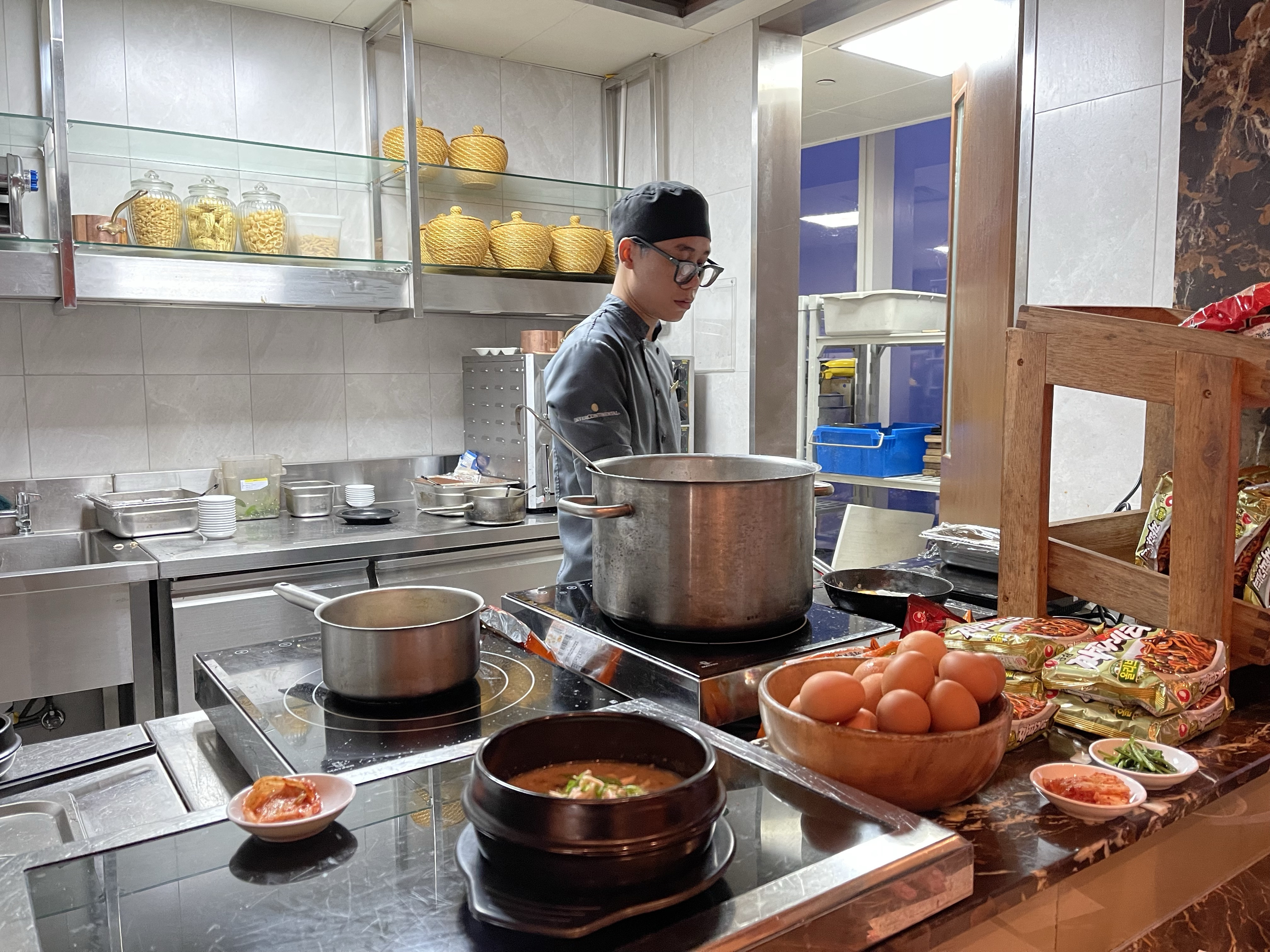Các món ăn hấp dẫn trong tiệc cocktail buổi tối tại InterContinental Hanoi Landmark Hotel