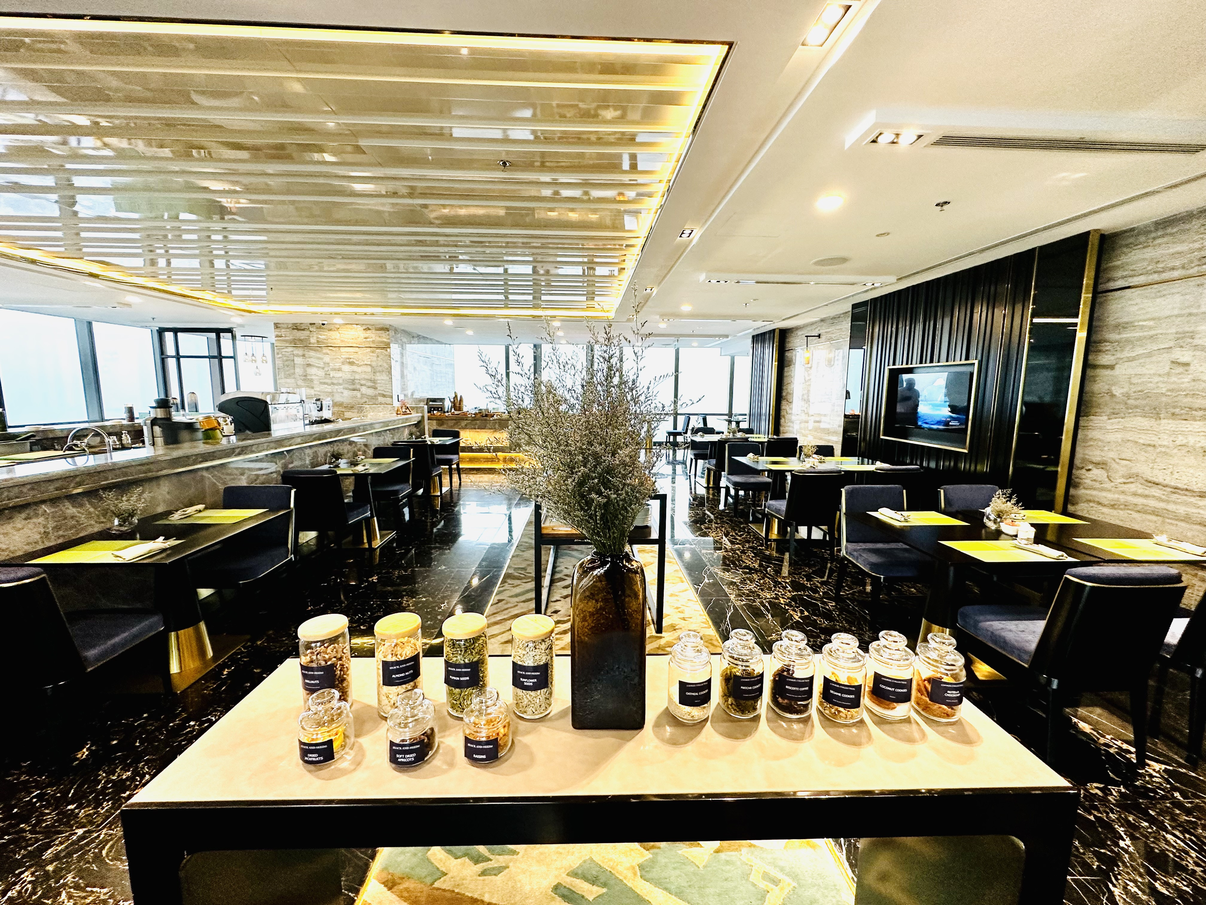 Các món ăn sáng tại Club Lounge Vinpearl Landmark 81 Autograph Collection Hotel