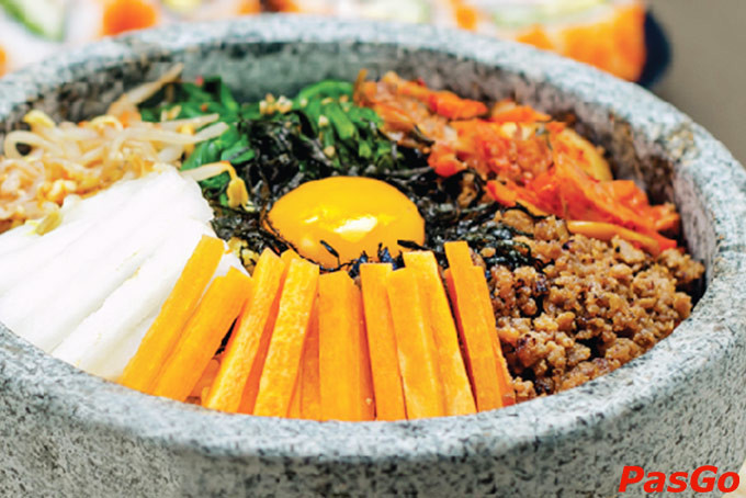Các món ăn truyền thống Hàn Quốc như lẩu kim chi, mì lạnh, cơm trộn tại Gogi House