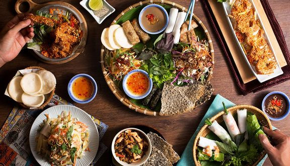 Các món ăn truyền thống Việt Nam được bày biện tinh tế tại nhà hàng Dì Mai