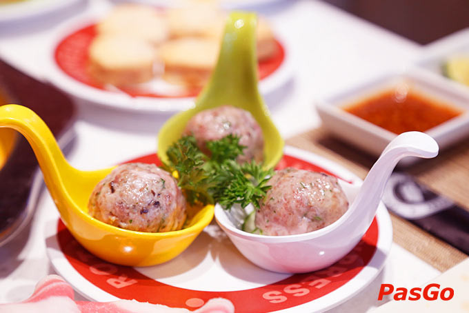 Các món handmade đặc sắc như bò viên, ba chỉ bò cuộn nấm kim châm ở Kichi Kichi