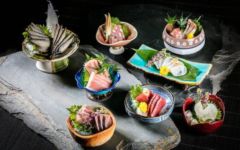 Các món sushi băng chuyền và ẩm thực Nhật Bản được trình bày đẹp mắt tại Kimono
