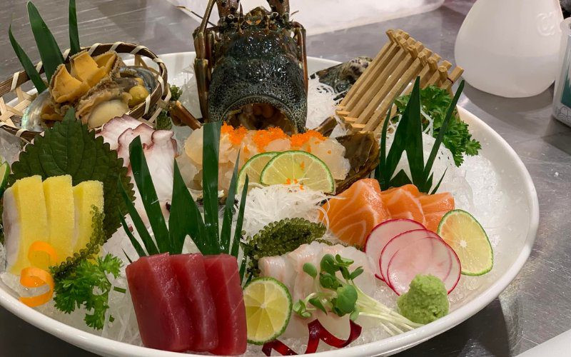 Các món sushi băng chuyền và sashimi tươi ngon tại Dozo Sushi Dining