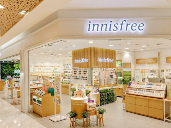 Các sản phẩm chăm sóc da của Innisfree được trưng bày tại gian hàng Vincom Trần Duy Hưng