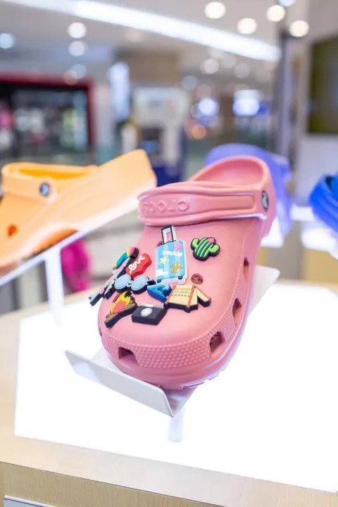 Cận cảnh các mẫu giày Crocs Classic Clog với nhiều màu sắc rực rỡ thu hút giới trẻ