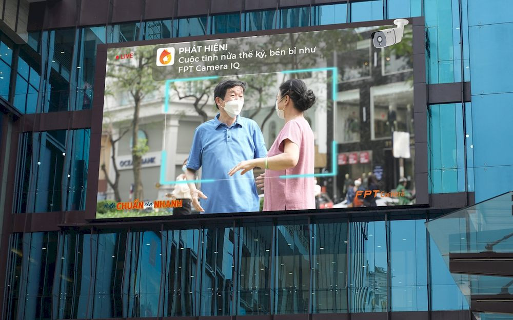 Cận cảnh kích thước lớn của màn hình led Vincom Bà Triệu