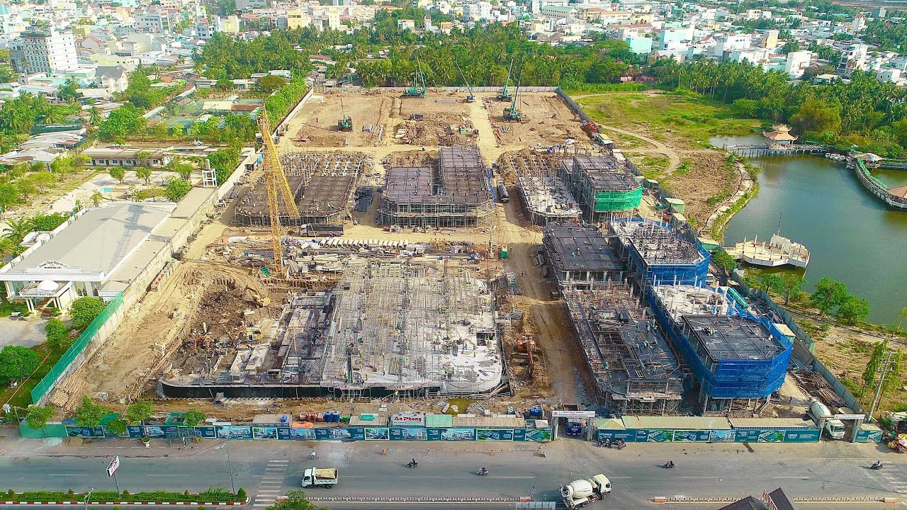 Cảnh quan bên ngoài Vincom Bạc Liêu với khu vực giải trí và rạp phim