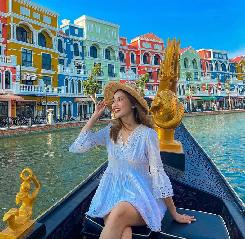 Cảnh quan xanh mát bao quanh Vincom Plaza Phú Quốc