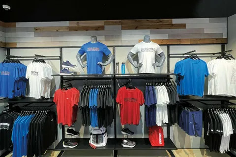 Cặp đôi trẻ trung với giày Skechers năng động