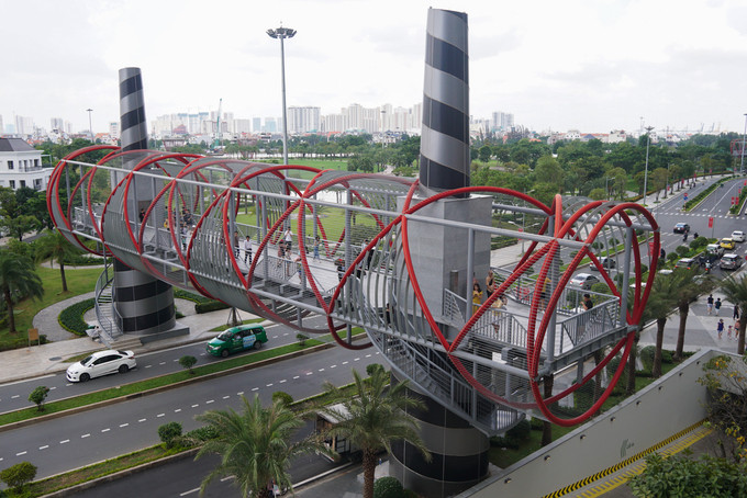 Cầu bộ hành độc đáo bên ngoài tòa tháp Landmark 81, thu hút du khách check-in và chiêm ngưỡng kiến trúc trên bản đồ tham quan