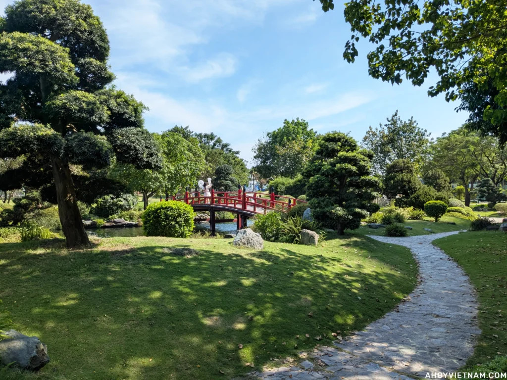 Cầu đỏ cong cong bắc qua hồ cá Koi yên bình trong khu vườn Nhật Bản tại Vinhomes Central Park.