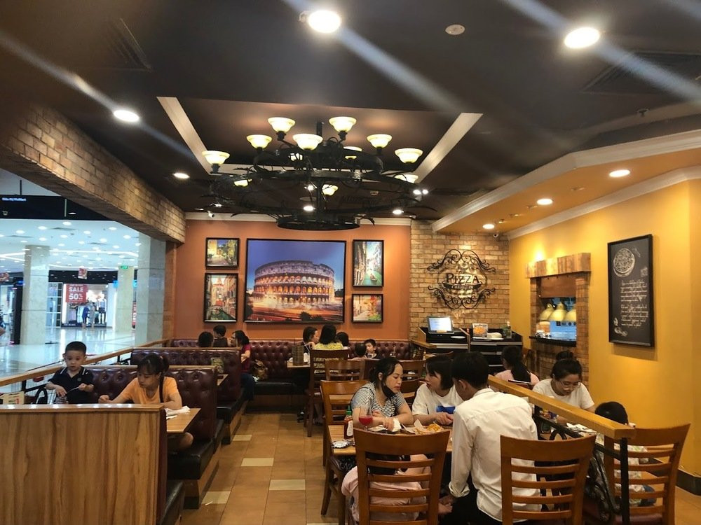 Chiếc pizza lớn với nhiều loại topping hấp dẫn tại Pizza The Company