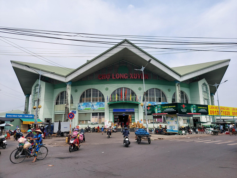 Chợ Long Xuyên nhộn nhịp với các gian hàng đa dạng, thể hiện nét đặc trưng thương mại