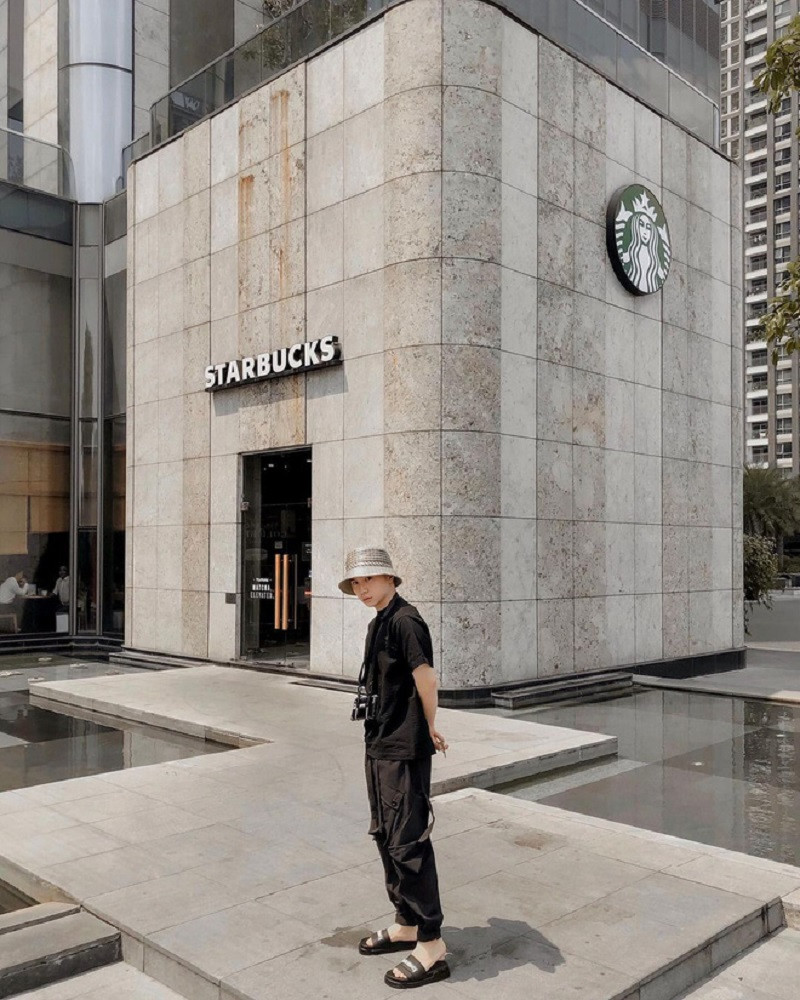 Chụp ảnh check-in tại Starbucks Landmark 81
