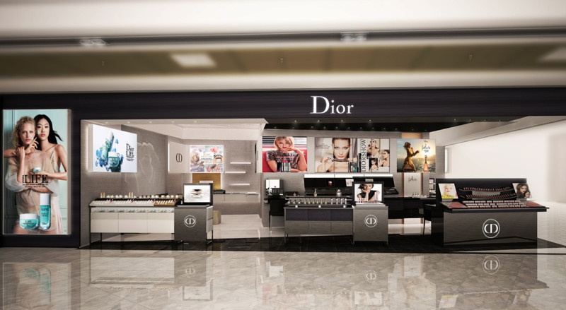 Chuyên gia trang điểm và khách hàng tại sự kiện khai trương Dior Vincom Đồng Khởi