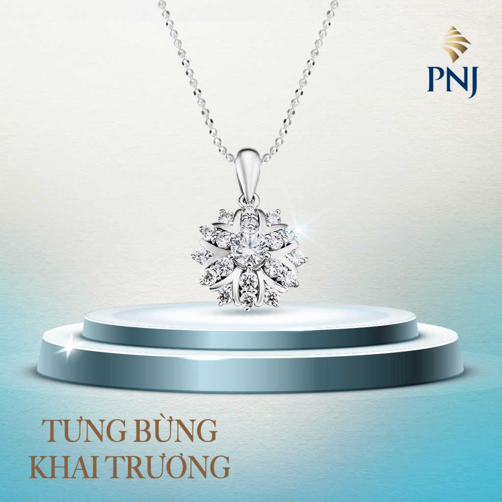 Cô gái trẻ đeo trang sức PNJSilver