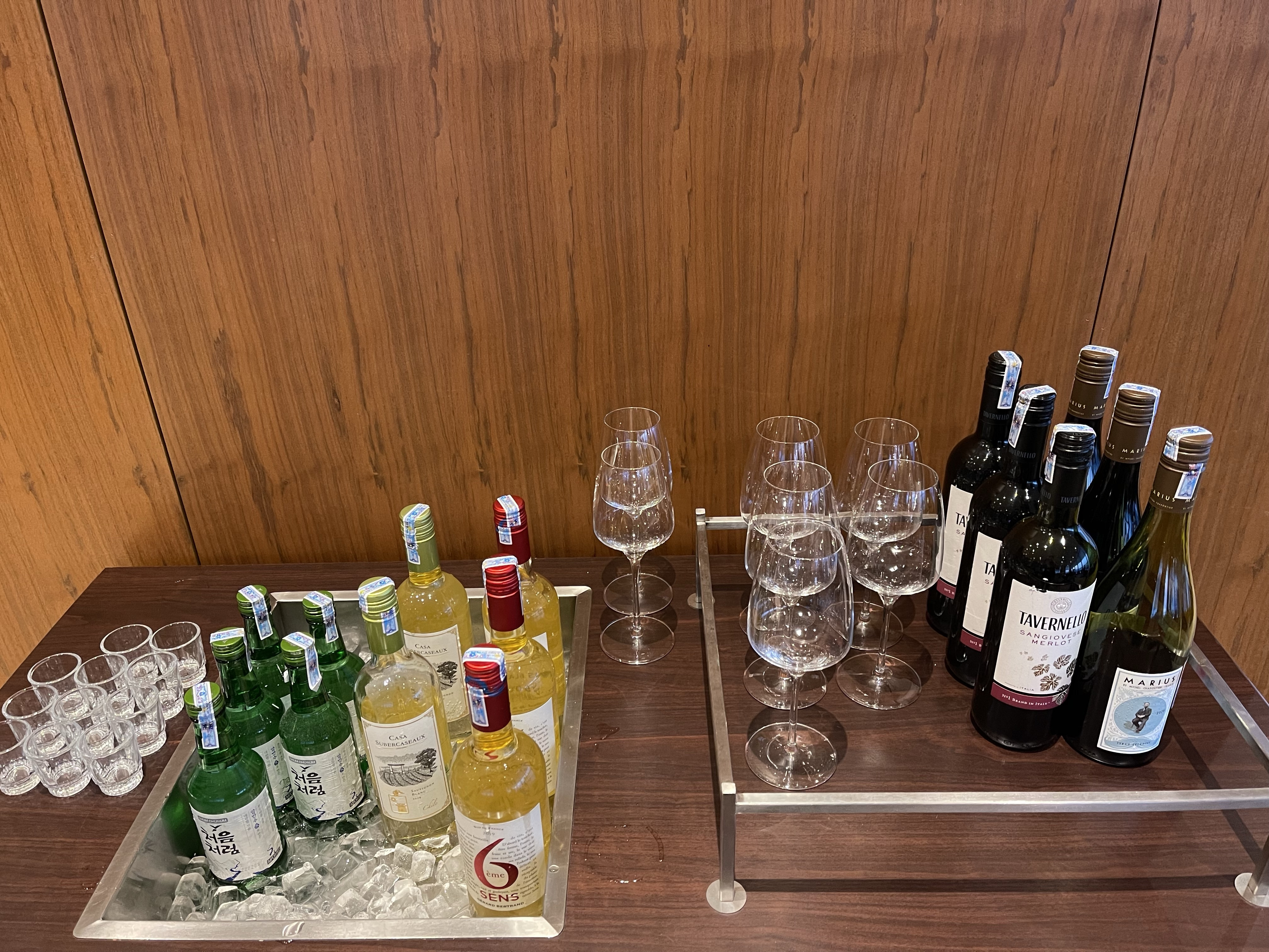 Cocktail và đồ uống cao cấp phục vụ tại Club InterContinental của InterContinental Hanoi Landmark Hotel