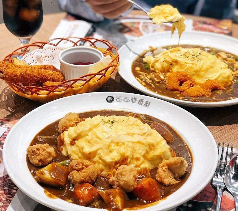 Cơm cà ri Nhật Bản phong phú topping tại nhà hàng CoCo Ichibanya.