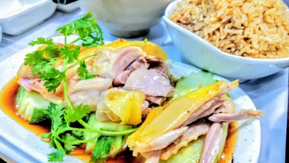 Cơm gà Hải Nam và gà quay thơm ngon tại Chik's House Vincom Trần Duy Hưng
