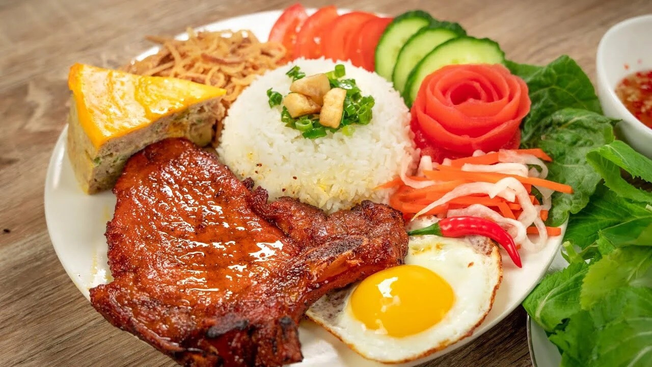 Cơm tấm với sườn nướng, đồ chua