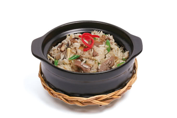 Cơm tay cầm gà nấm dẻo thơm, đậm đà hương vị truyền thống tại Wrap&amp;Roll Vincom Đồng Khởi