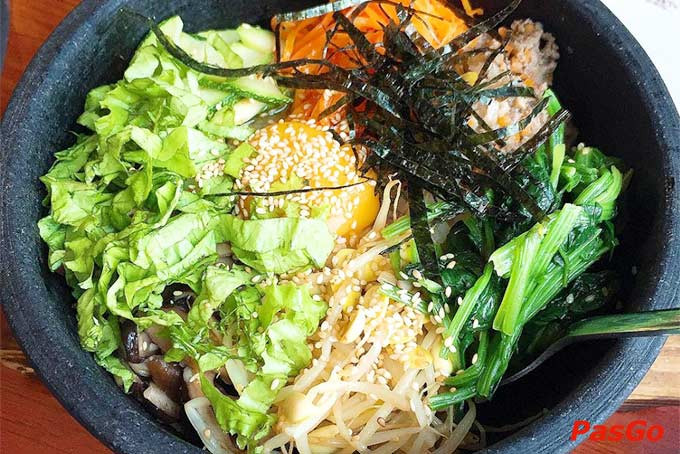 Cơm trộn Bibimbap Hàn Quốc đầy màu sắc và dinh dưỡng tại King BBQ Deli