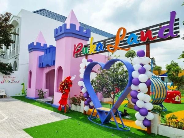 Cổng chào đầy sắc màu tươi tắn chào đón gia đình đến vui chơi, thư giãn cuối tuần