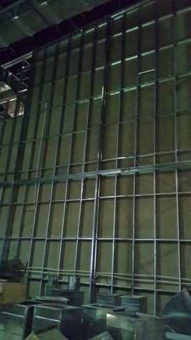 Công nhân đang thi công hệ vách chống cháy cách âm cao 10.4m cho các phòng chiếu tại cụm rạp Vincom Đà Nẵng