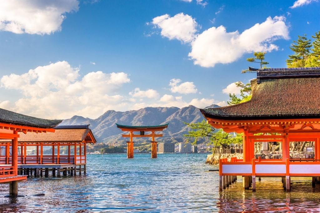 Cổng torii Itsukushima màu cam rực rỡ, một địa danh nổi tiếng Nhật Bản