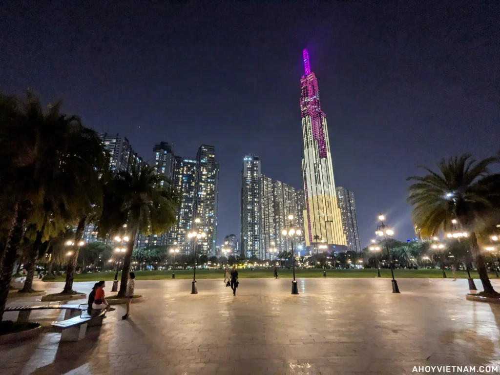 Công viên Vinhomes Central Park và tòa nhà Landmark 81 rực rỡ ánh đèn về đêm.