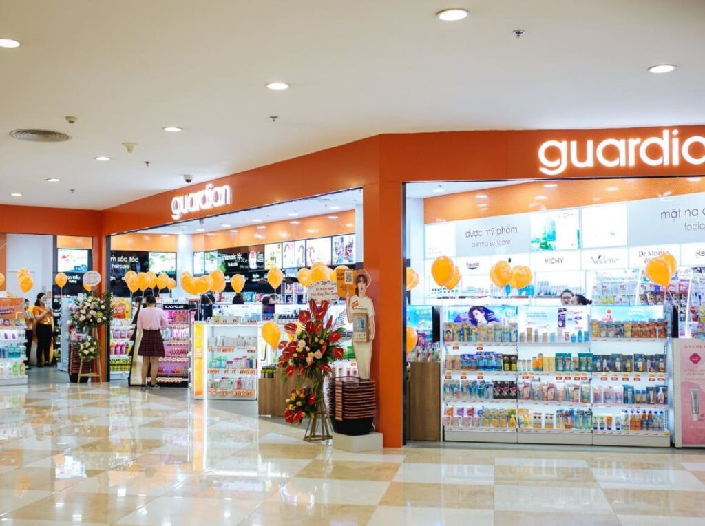 Cửa hàng Guardian tại Vincom Nguyễn Chí Thanh với đa dạng sản phẩm chăm sóc sức khỏe và sắc đẹp