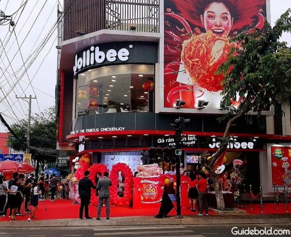 Cửa hàng Jollibee với không gian ấm cúng và logo đặc trưng thu hút khách hàng.