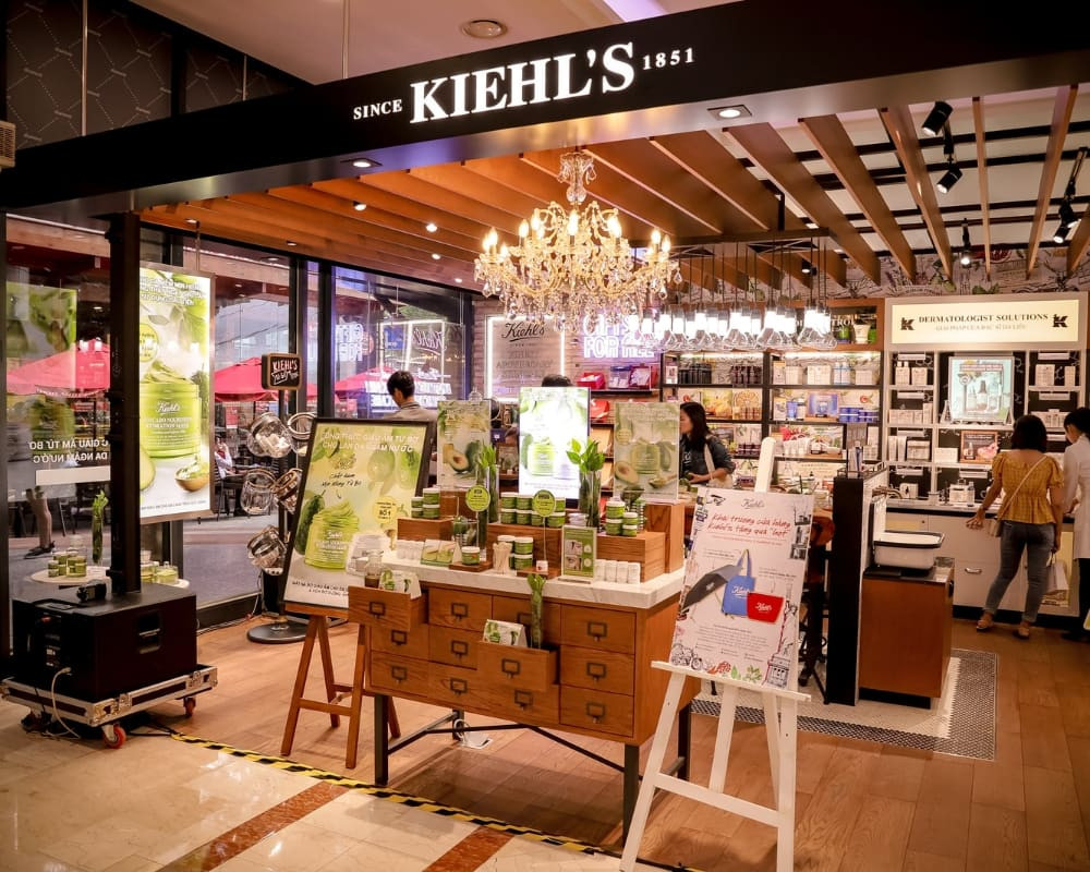 Cửa hàng Kiehl’s với không gian thân thiện và sản phẩm đa dạng