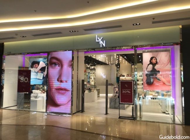 Cửa hàng LYN Vincom Trần Duy Hưng với kiến trúc hiện đại và biển hiệu nổi bật