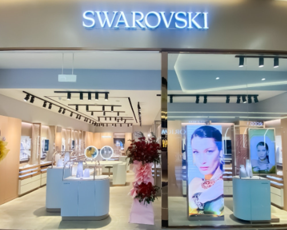 Cửa hàng Swarovski trưng bày các sản phẩm pha lê lấp lánh