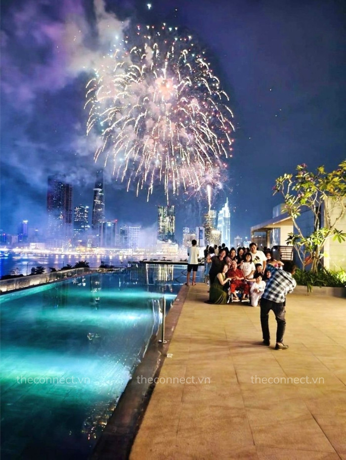 cung gia dinh ban be ngam phao hoa tai khong gian nao nhiet o khu vuc BBQ &amp; ho boi empire city