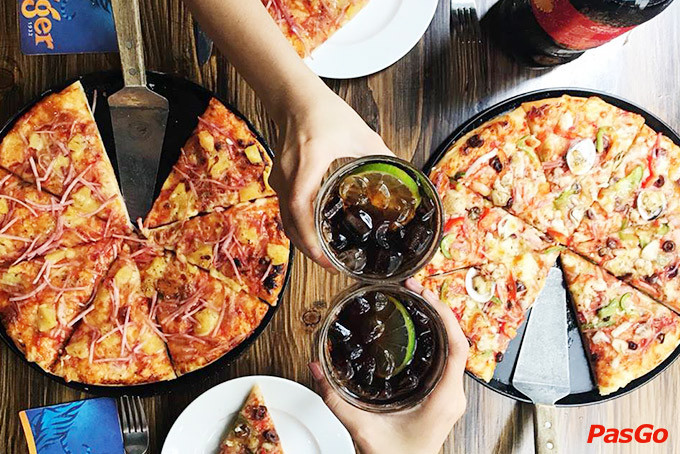 Đa dạng các loại pizza thơm ngon như pizza hải sản, pizza Hawaii, và BBQ chicken tại nhà hàng Al Fresco's