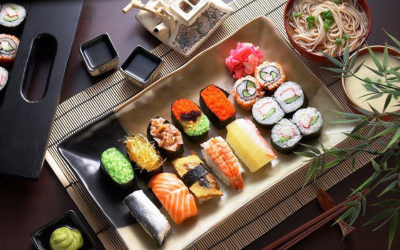 Đa dạng các món sushi băng chuyền tươi ngon, chất lượng cao tại Maneki Neko Deli