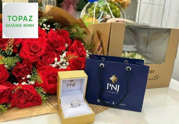 Đa dạng mẫu mã trang sức PNJ Vincom Hạ Long