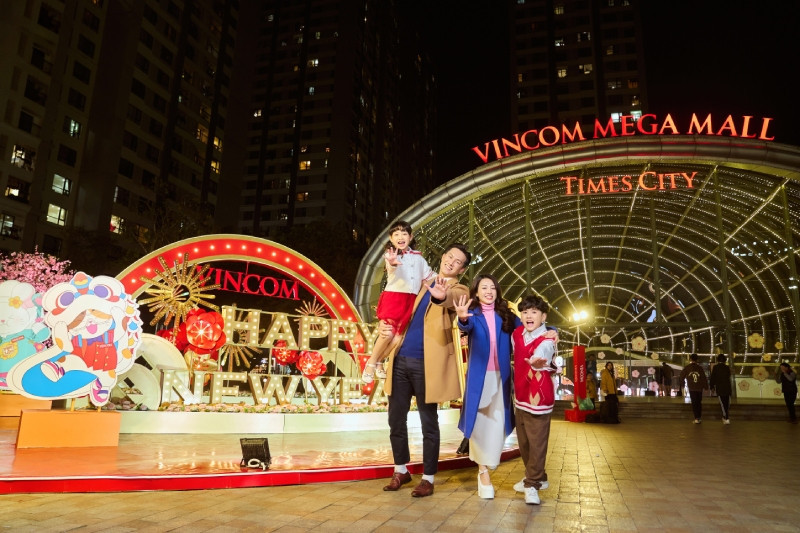 Đại cảnh trang trí Tết rực rỡ tại Vincom Mega Mall Times City, điểm đến lý tưởng cho gia đình
