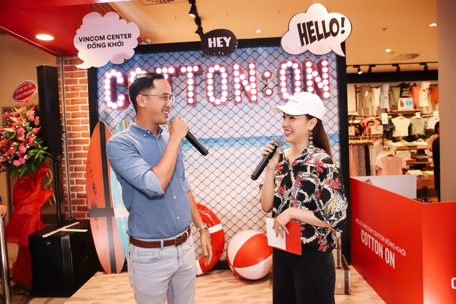 Đại diện ACFC ông Louis Nguyễn chúc mừng khai trương Cotton On Vincom Đồng Khởi