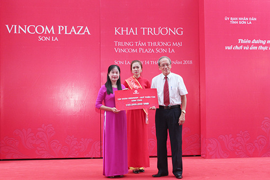 Đại diện Quỹ Thiện Tâm của Vingroup trao quà tại sự kiện Vincom Plaza Sơn La
